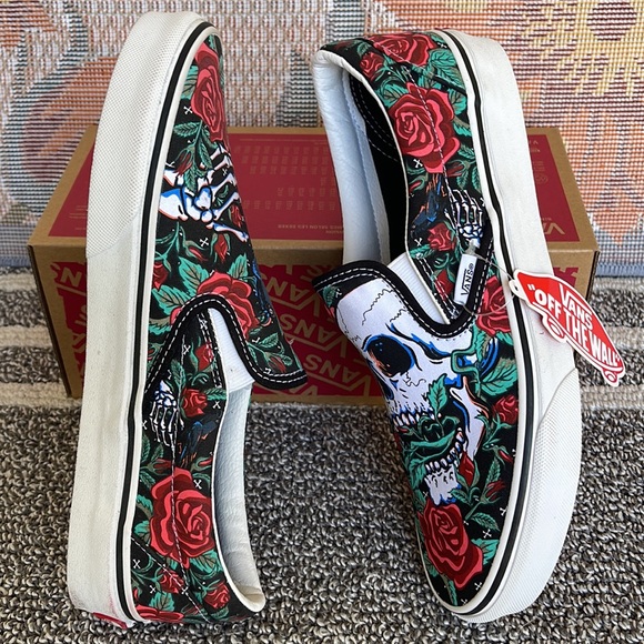 Vans WMNS Classic Slip-0n
Rose Skulls Black/True White 
VN0A7Q5D6BT
Sneakers - Picture 13 of 16